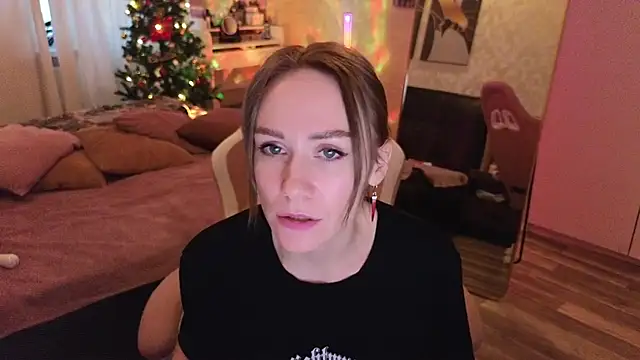 Snapshot of VeronicaRoss chatting on 12.19.24 VeronicaRoss online show from 12.19.24