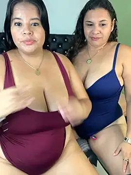 Snapshot of twocurvylatins chatting on 08.01.26 twocurvylatins online show from 08.01.26
