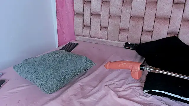 Snapshot of Emma_Evelyn chatting on 10.12.25 Emma Evelyn online show from 10.12.25