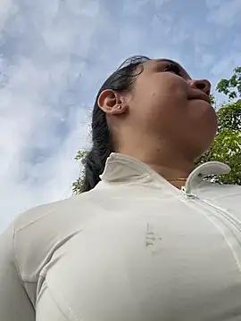 Pretty Isadora online show from 02.05.26