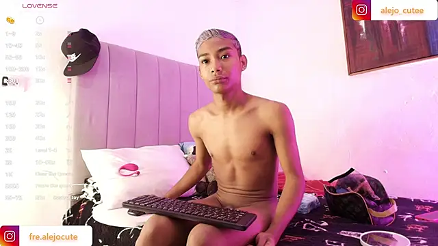 Snapshot of alejo_cute chatting on 12.29.24 alejo cute online show from 12.29.24
