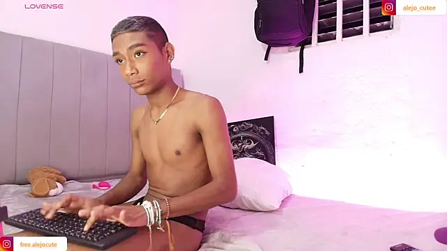 Snapshot of alejo_cute chatting on 02.06.25 alejo cute online show from 02.06.25