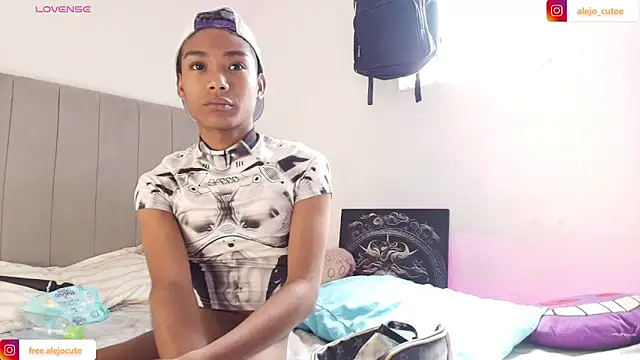 Snapshot of alejo_cute chatting on 02.15.25 alejo cute online show from 02.15.25