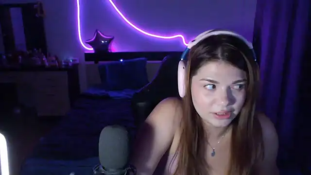 Snapshot of helengilmor chatting on 09.29.25 helengilmor online show from 09.29.25