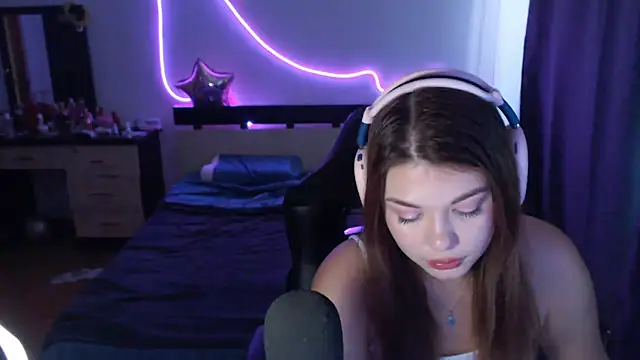 Snapshot of helengilmor chatting on 09.30.25 helengilmor online show from 09.30.25