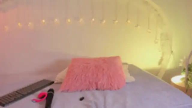 Snapshot of katiepeach_ chatting on 12.16.25 katiepeach online show from 12.16.25