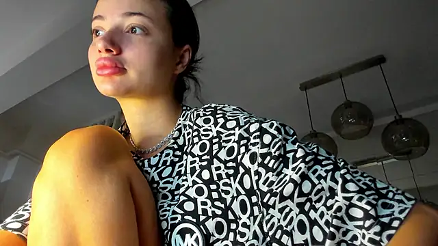 Snapshot of IreneVON chatting on 09.17.25 IreneVON online show from 09.17.25