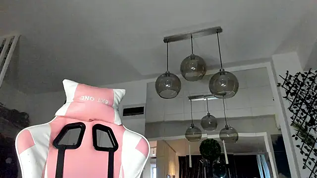 Snapshot of IreneVON chatting on 09.30.25 IreneVON online show from 09.30.25