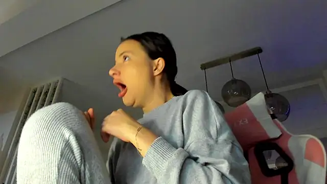 Snapshot of IreneVON chatting on 10.16.25 IreneVON online show from 10.16.25