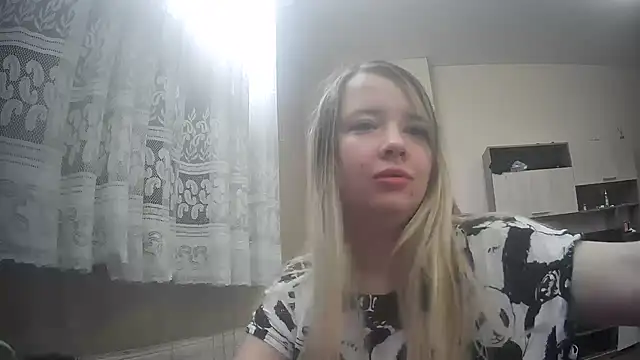 Snapshot of ViolaCandy chatting on 10.27.25 ViolaCandy online show from 10.27.25
