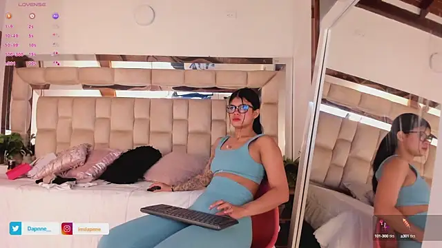 Dapnne  online show from 10.15.25