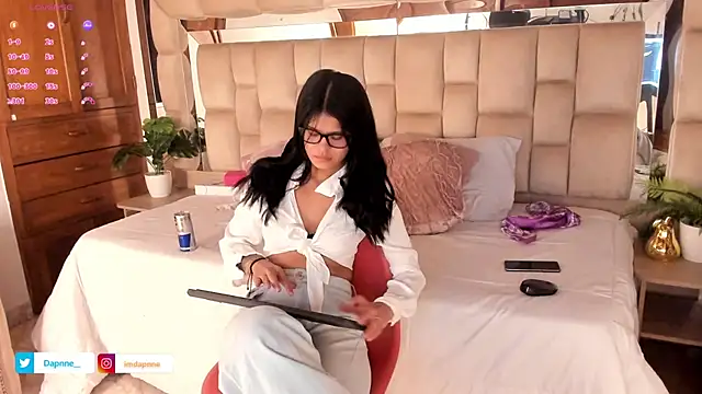 Dapnne  online show from 10.21.25