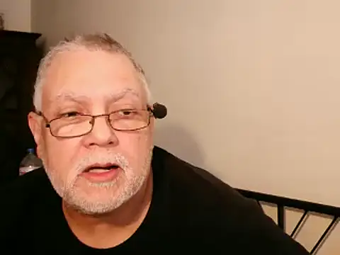 Snapshot of 100Tauros chatting on 10.01.25 100Tauros online show from 10.01.25