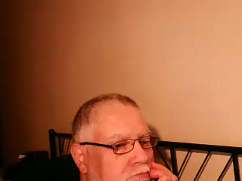 Snapshot of 100Tauros chatting on 10.04.25 100Tauros online show from 10.04.25