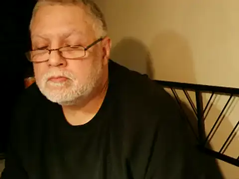 Snapshot of 100Tauros chatting on 10.08.25 100Tauros online show from 10.08.25