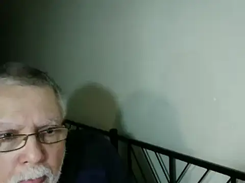 Snapshot of 100Tauros chatting on 10.18.25 100Tauros online show from 10.18.25