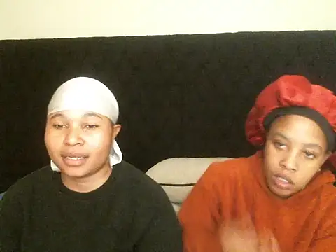 Snapshot of R-thequeen chatting on 09.26.25 R-thequeen online show from 09.26.25