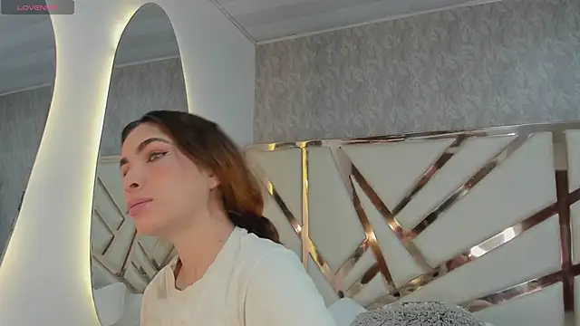 Mia Parissi online show from 12.19.24