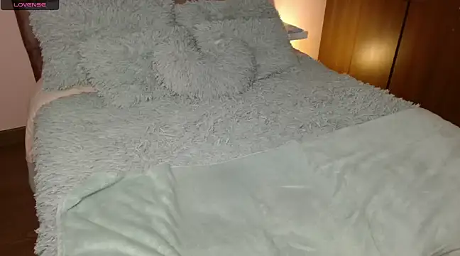 Roussmariehenao online show from 01.12.25