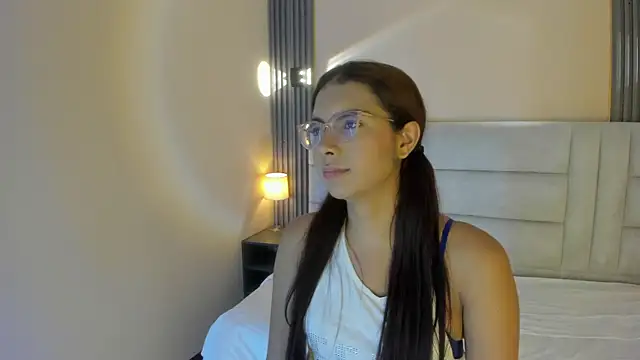 Snapshot of sara_saenz99 chatting on 10.19.25 sara saenz99 online show from 10.19.25
