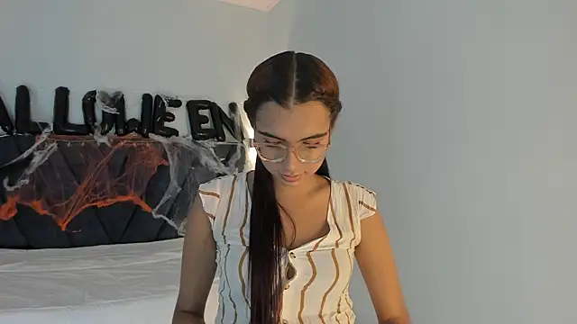 Snapshot of sara_saenz99 chatting on 10.21.25 sara saenz99 online show from 10.21.25
