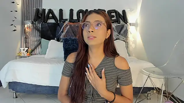 Snapshot of sara_saenz99 chatting on 10.27.25 sara saenz99 online show from 10.27.25