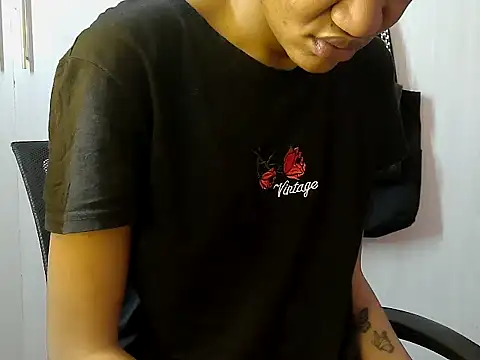 Snapshot of Destiny_Desire chatting on 09.29.25 Destiny Desire online show from 09.29.25