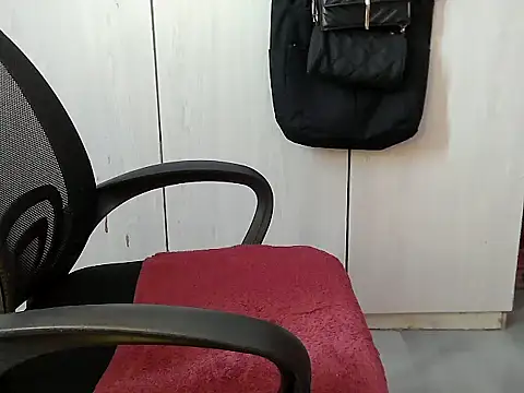 Snapshot of Destiny_Desire chatting on 10.04.25 Destiny Desire online show from 10.04.25