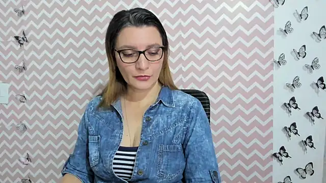 Amie Adams82  online show from 02.07.25