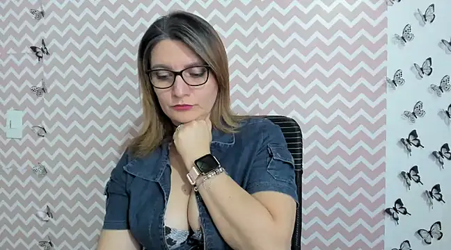 Amie Adams82  online show from 02.11.25