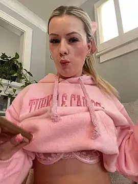 Snapshot of LoveShae_ chatting on 02.05.25 LoveShae  online show from 02.05.25