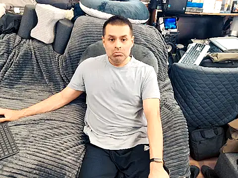 Snapshot of ClampMaster chatting on 12.19.25 ClampMaster online show from 12.19.25