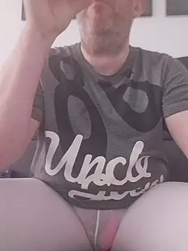 Snapshot of ShyBoy1982 chatting on 11.06.25 ShyBoy1982 online show from 11.06.25