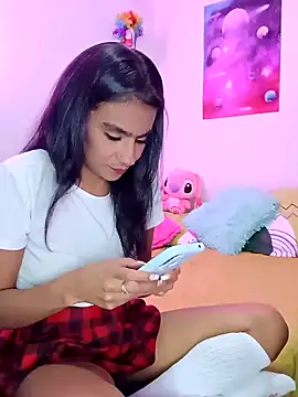 Snapshot of Leslly_ chatting on 12.12.24 Leslly online show from 12.12.24