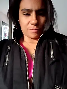 Snapshot of Leslly_ chatting on 01.05.25 Leslly online show from 01.05.25