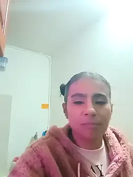 Snapshot of Leslly_ chatting on 02.15.25 Leslly online show from 02.15.25