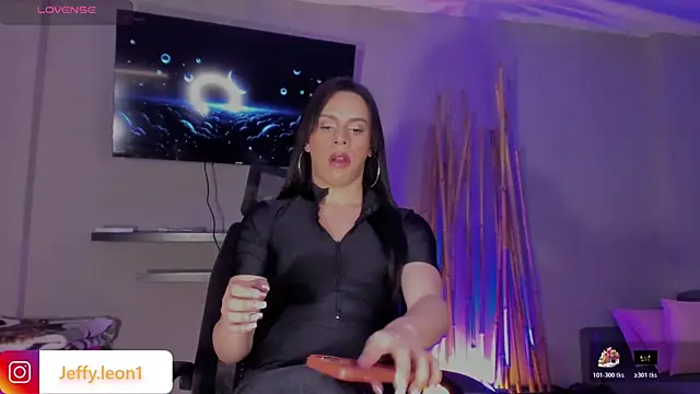 Snapshot of danna_v chatting on 10.19.25 danna v online show from 10.19.25