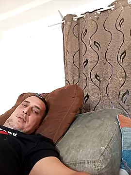 Snapshot of cesar_and_macarena chatting on 02.22.25 cesar and macarena online show from 02.22.25