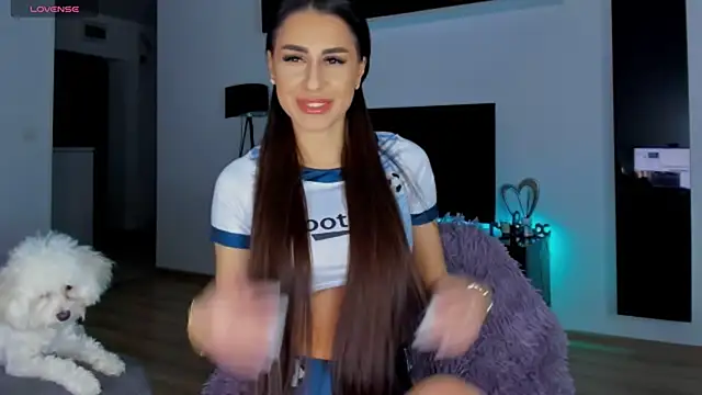 Snapshot of K_chic chatting on 02.06.25 K chic online show from 02.06.25