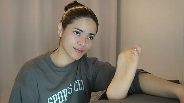 Snapshot of Feetgirl01 chatting on 03.13.25 Feetgirl01 online show from 03.13.25