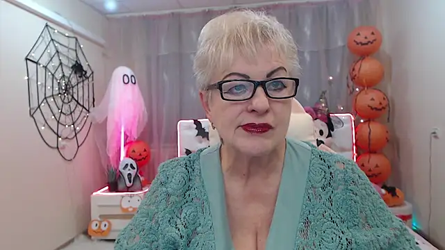 Snapshot of KayleSmoll chatting on 10.11.25 KayleSmoll online show from 10.11.25