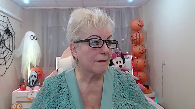 Snapshot of KayleSmoll chatting on 10.17.25 KayleSmoll online show from 10.17.25