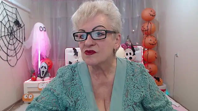 Snapshot of KayleSmoll chatting on 10.18.25 KayleSmoll online show from 10.18.25