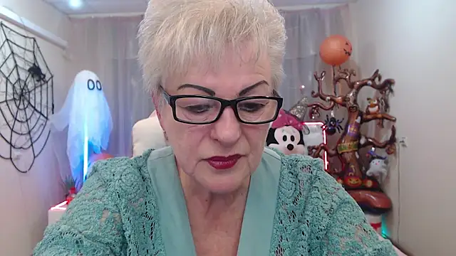 Snapshot of KayleSmoll chatting on 10.22.25 KayleSmoll online show from 10.22.25