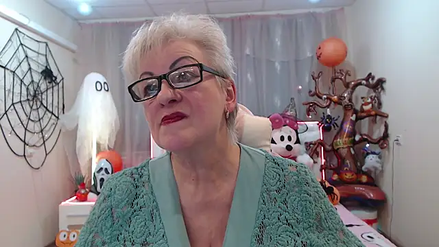 Snapshot of KayleSmoll chatting on 10.31.25 KayleSmoll online show from 10.31.25