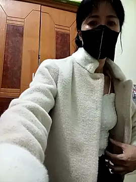 Snapshot of YunLem chatting on 02.25.25 YunLem online show from 02.25.25