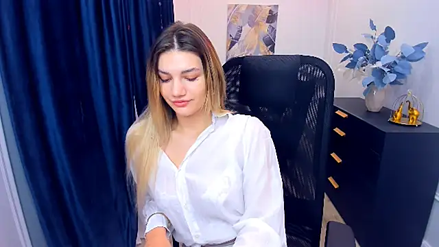 SelenaeMoore online show from 11.11.25