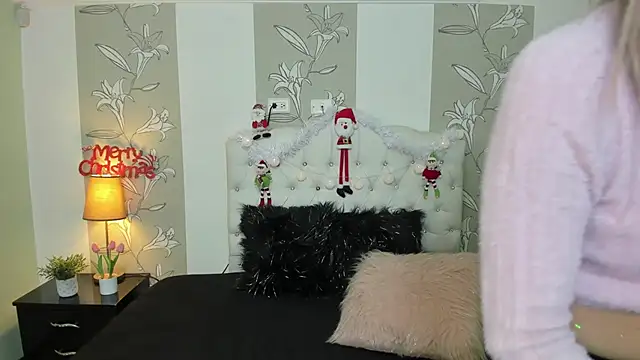 Snapshot of Esteff__o2 chatting on 12.30.24 Esteff o2 online show from 12.30.24