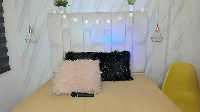 Snapshot of Esteff__o2 chatting on 02.25.25 Esteff o2 online show from 02.25.25