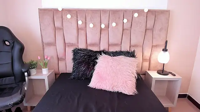 Snapshot of Esteff__o2 chatting on 03.08.25 Esteff o2 online show from 03.08.25